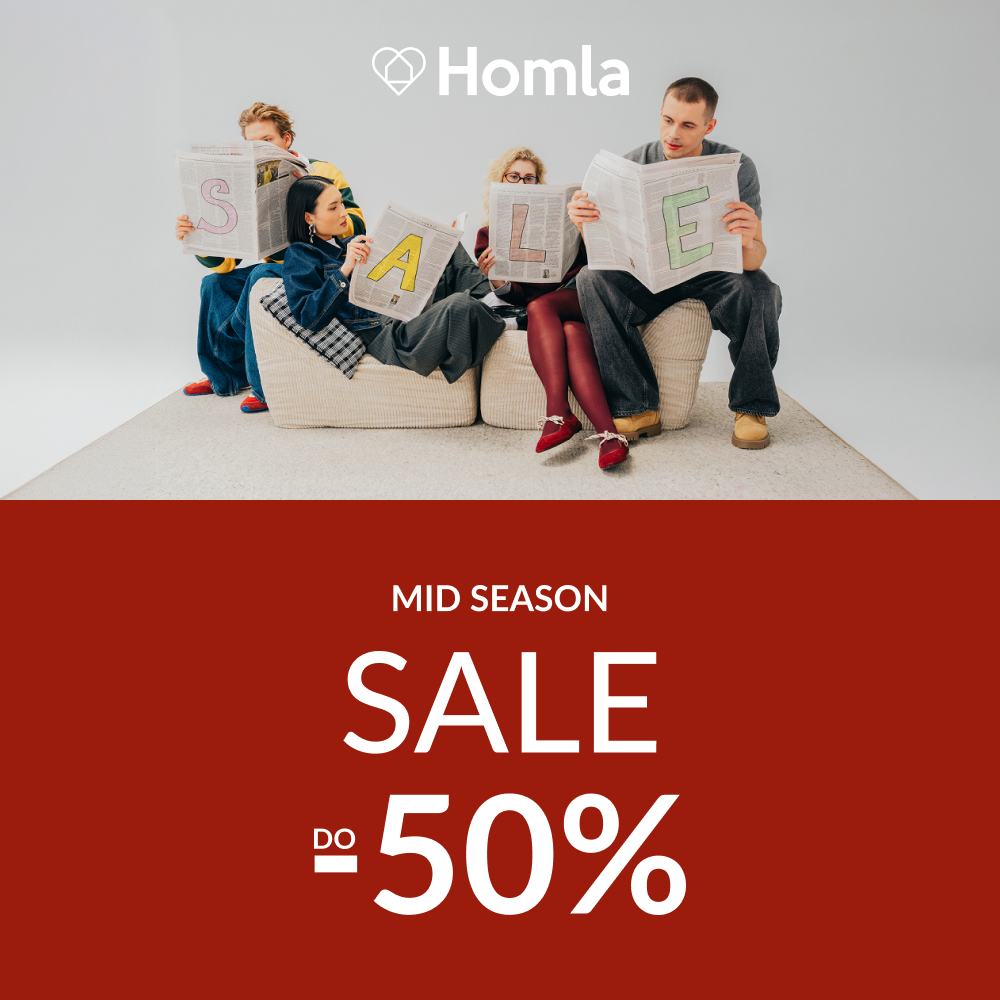 Grupa ludzi trzymających gazety z napisem SALE.