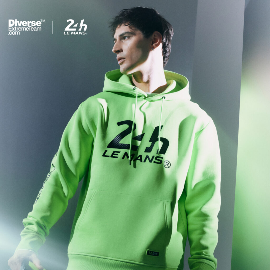 Mężczyzna w zielonej bluzie z logo 24h Le Mans