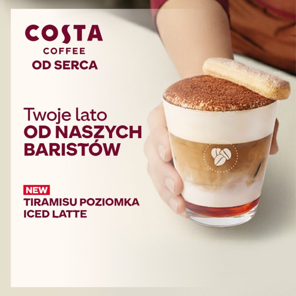 Kawa mrożona tiramisu z poziomkami w szklance.